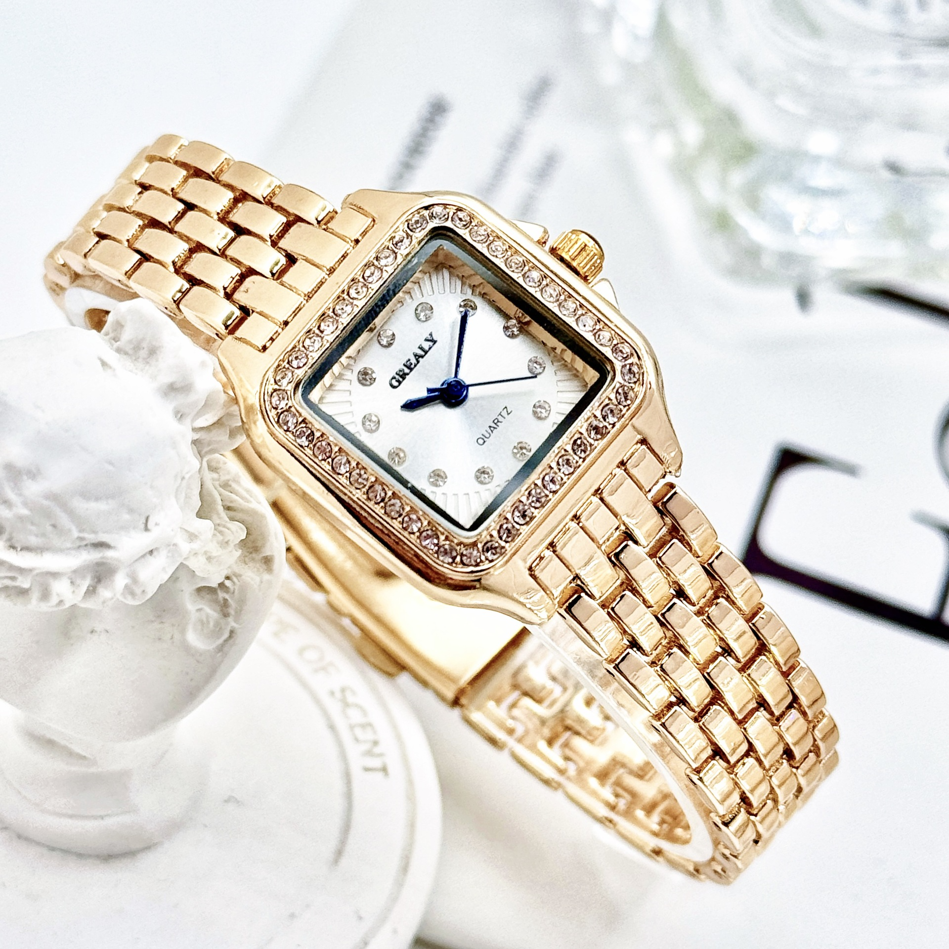 GlimmerTime – Classic Crystal Watch