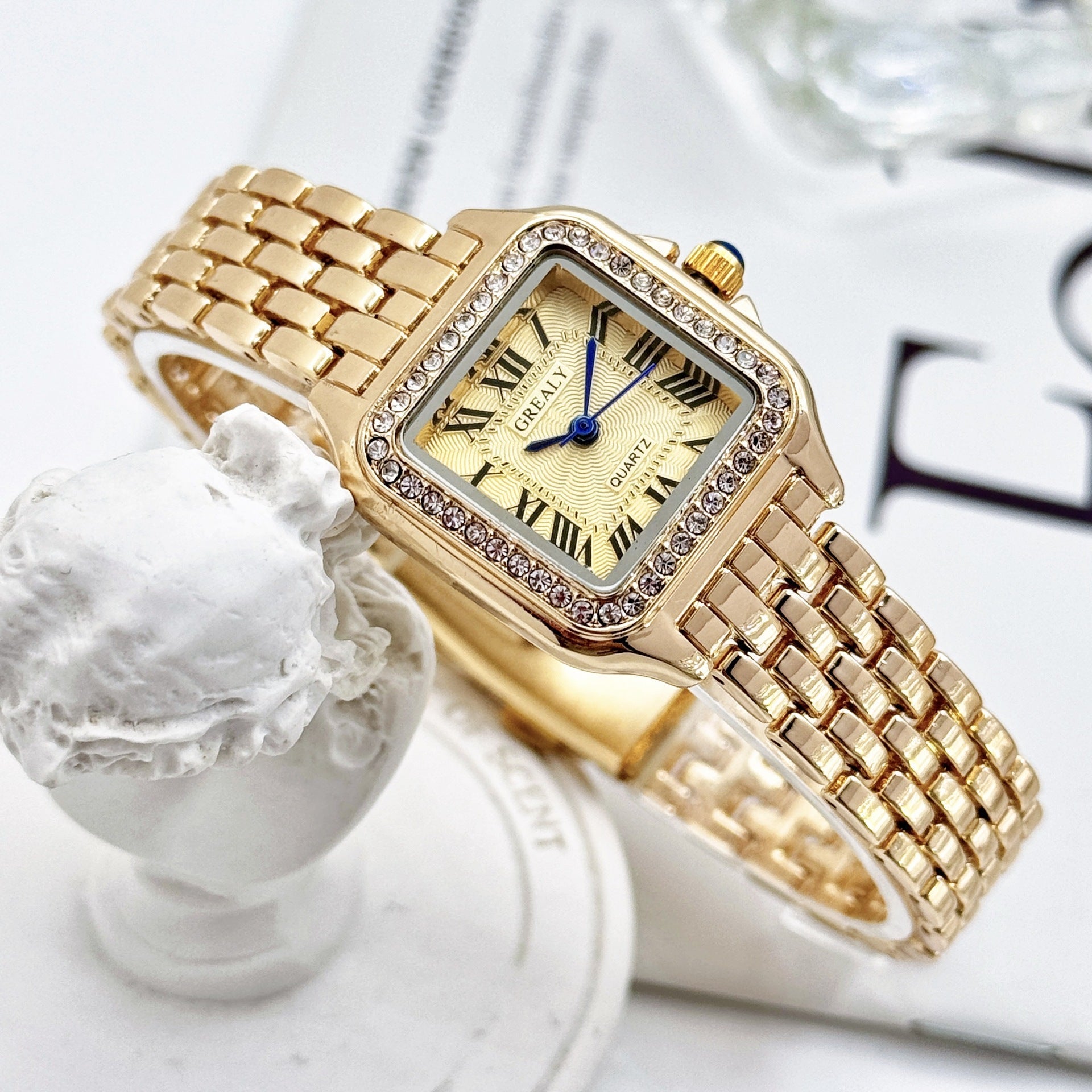 GlimmerTime – Classic Crystal Watch