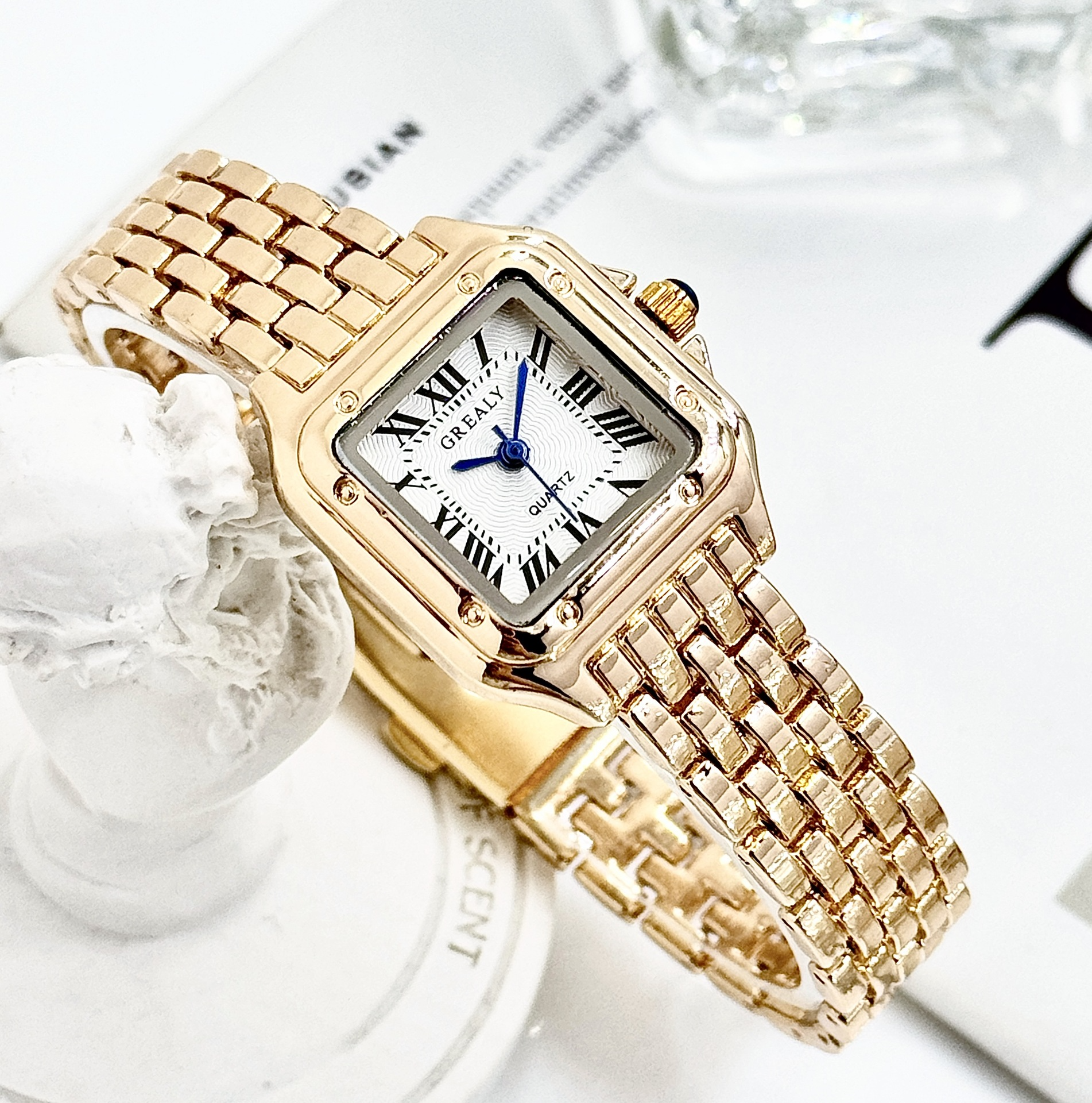 GlimmerTime – Classic Crystal Watch