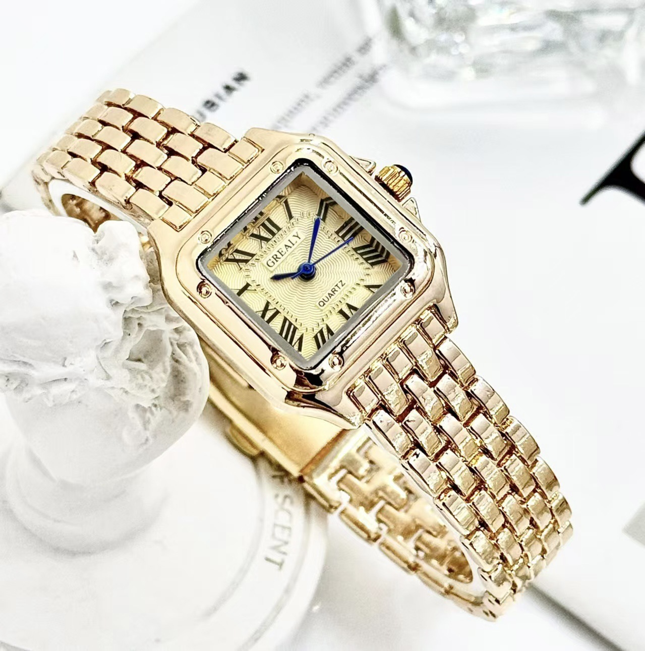GlimmerTime – Classic Crystal Watch