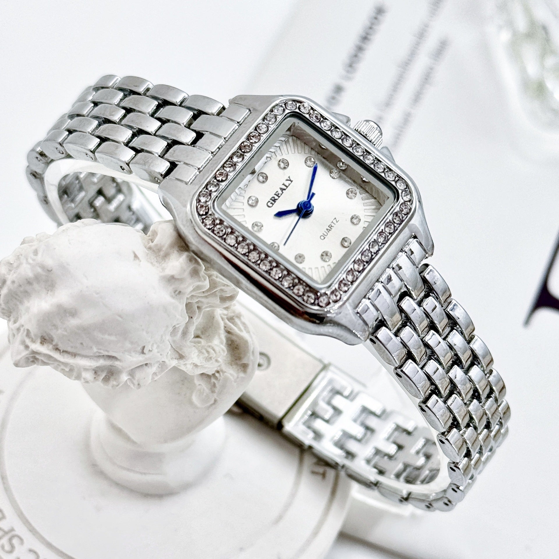 GlimmerTime – Classic Crystal Watch