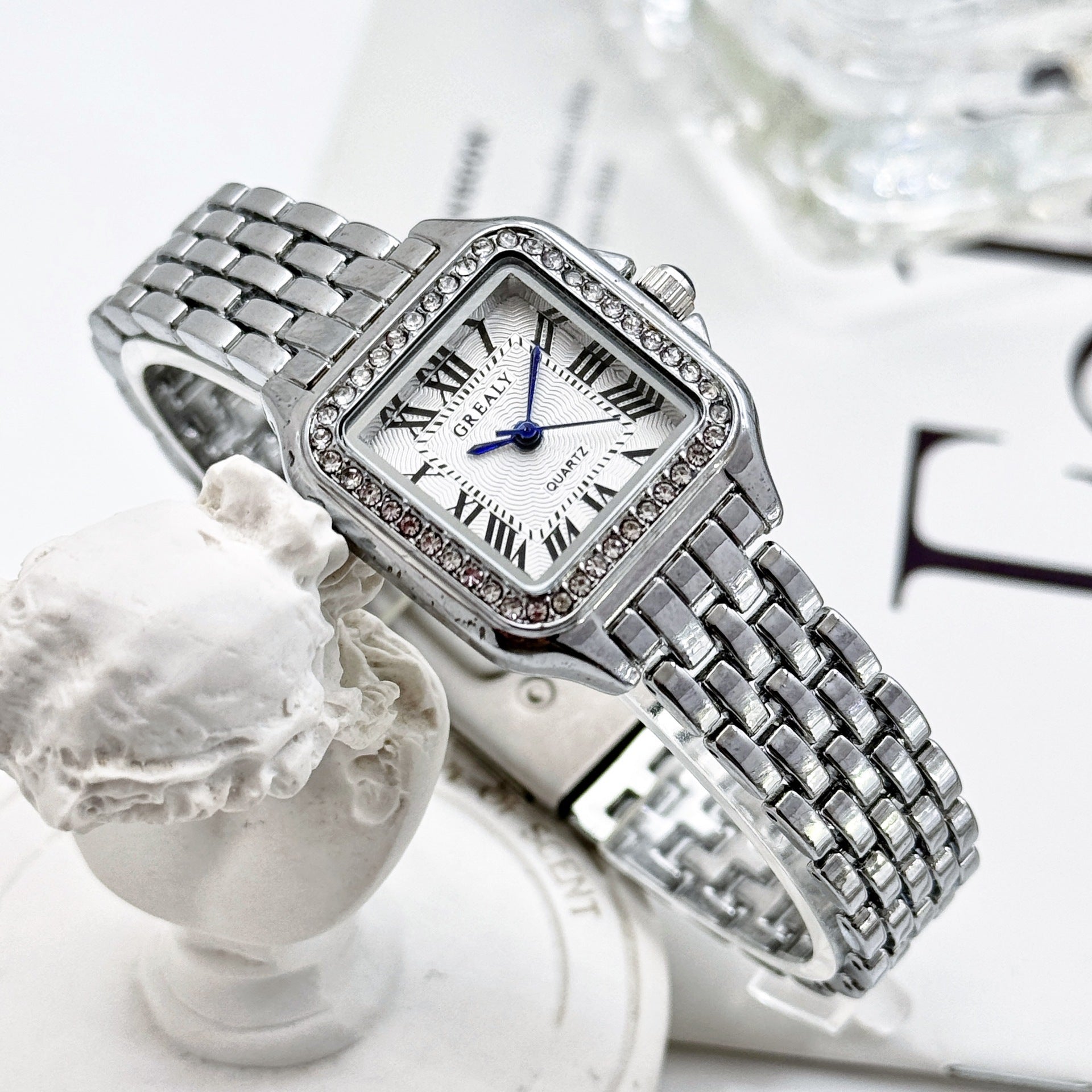 GlimmerTime – Classic Crystal Watch