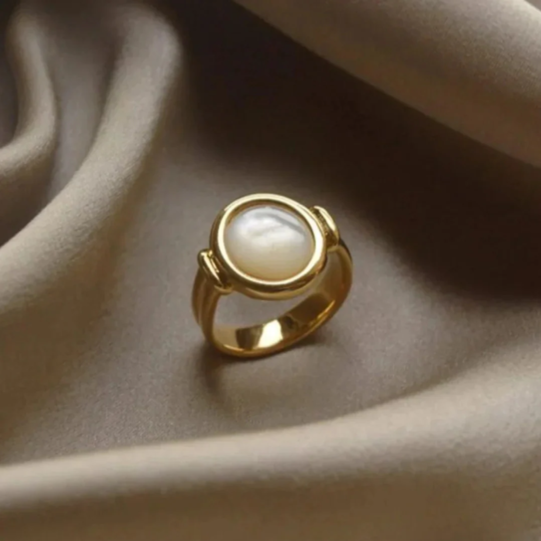 Elegant Ring with Natural Pearl